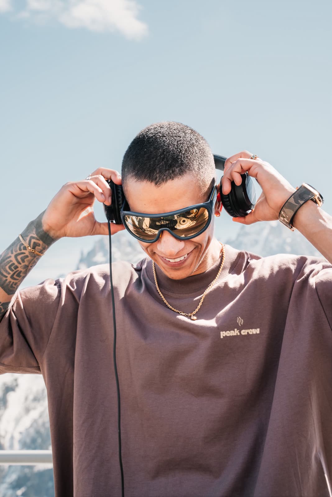LUULOOP con auriculares frente al Mont Blanc
