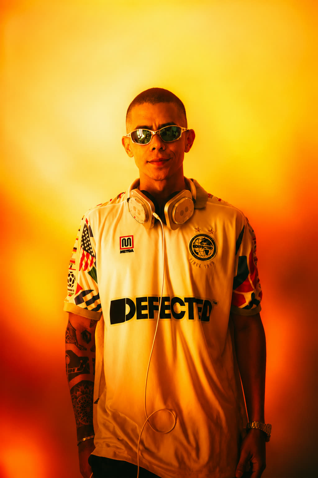 LUULOOP con camiseta de fútbol y gafas de sol